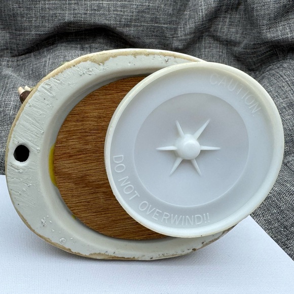 Elderly man and woman wind up music player - Picture 3 of 4